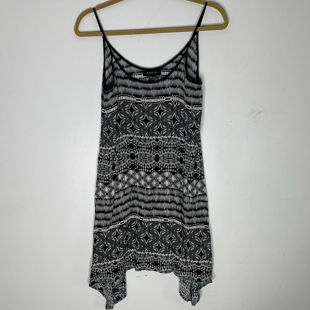 B. DARLIN Black and White Patterned Asymmetrical Hem Sleeveless Top Size M/L